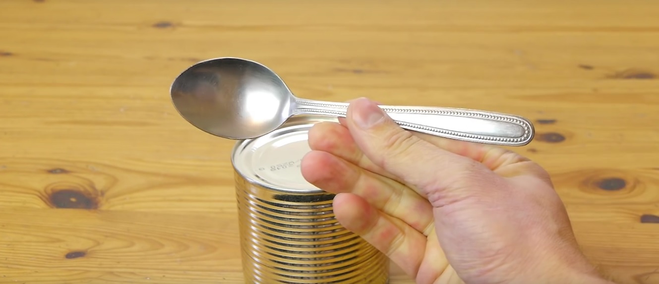Jak otevřít konzervu bez otvíráku? Pomocí lžíce! Jak otevřít konzervu bez otvíráku? Pomocí lžíce!